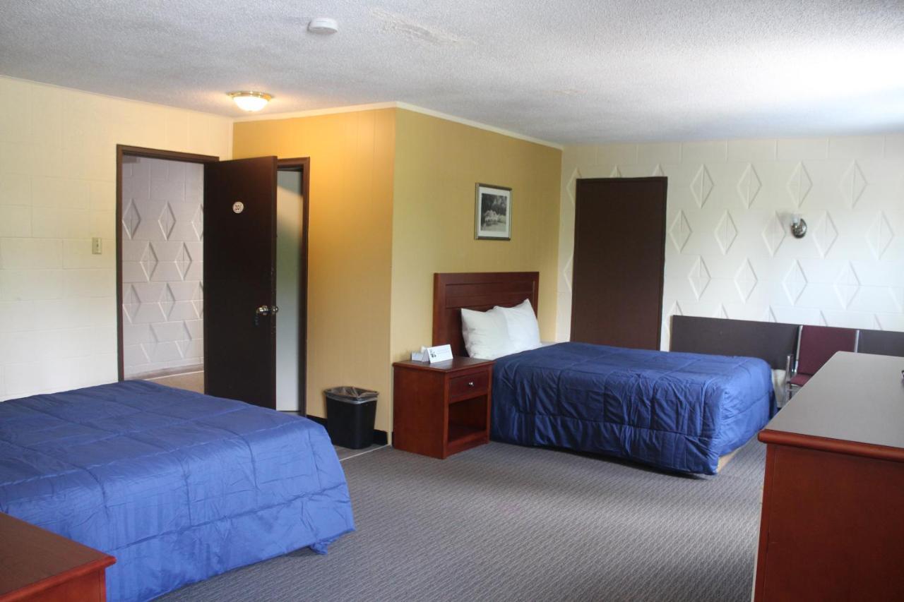 Esterhazy Motor Hotel Екстериор снимка