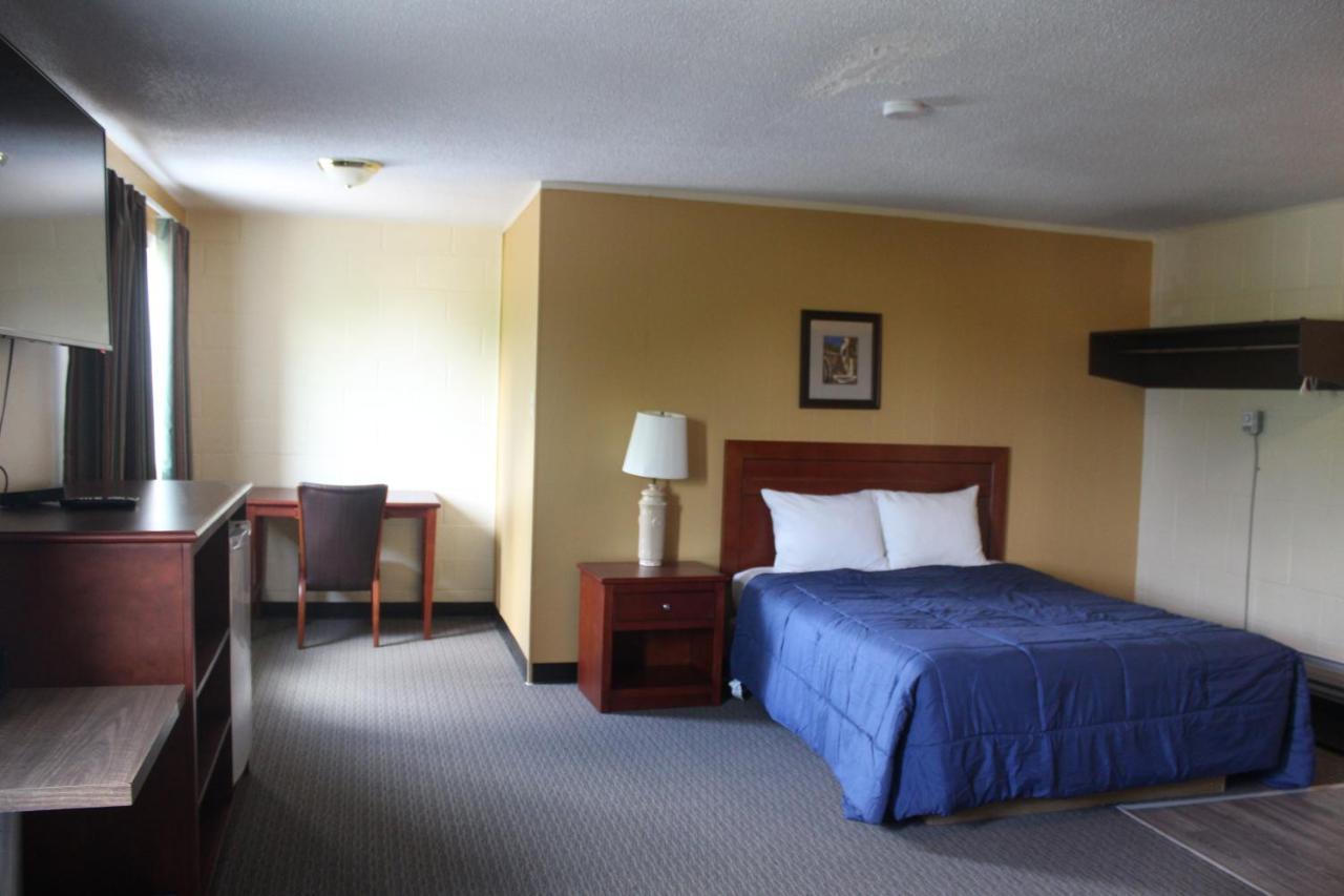 Esterhazy Motor Hotel Екстериор снимка