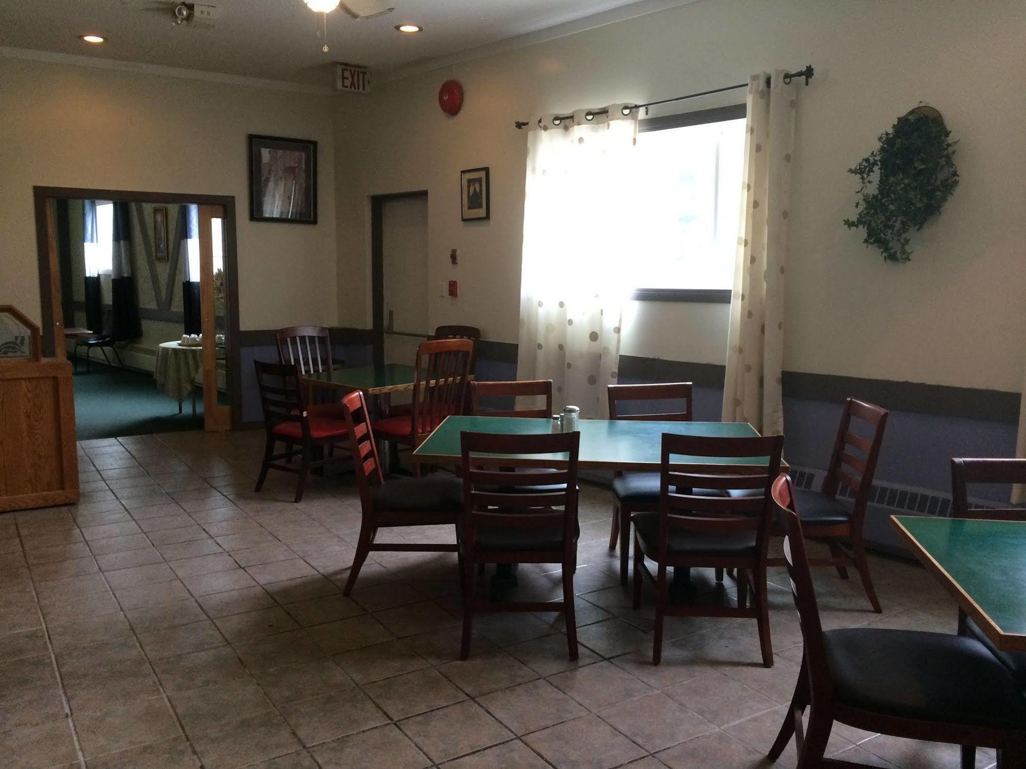 Esterhazy Motor Hotel Екстериор снимка