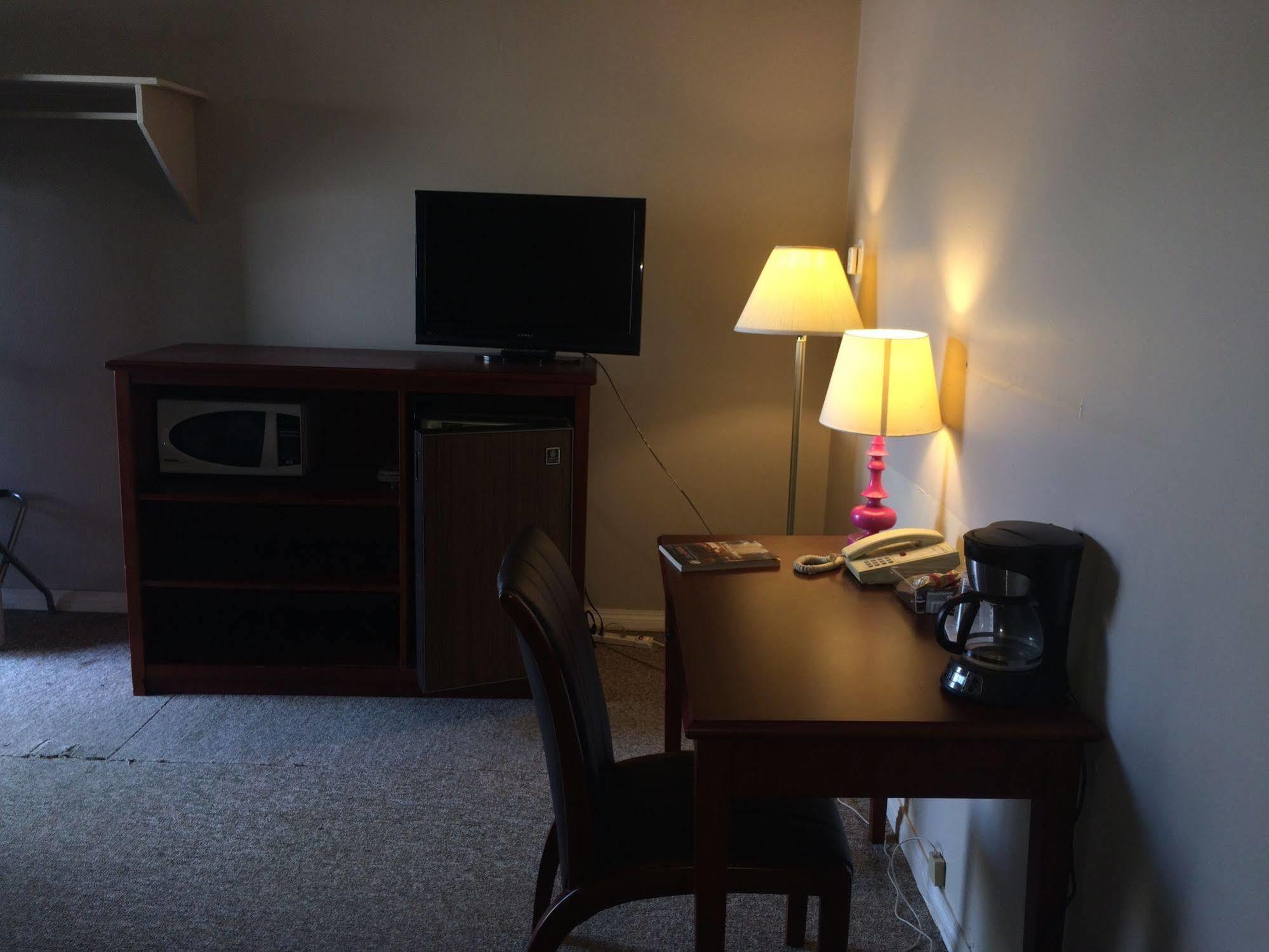Esterhazy Motor Hotel Екстериор снимка