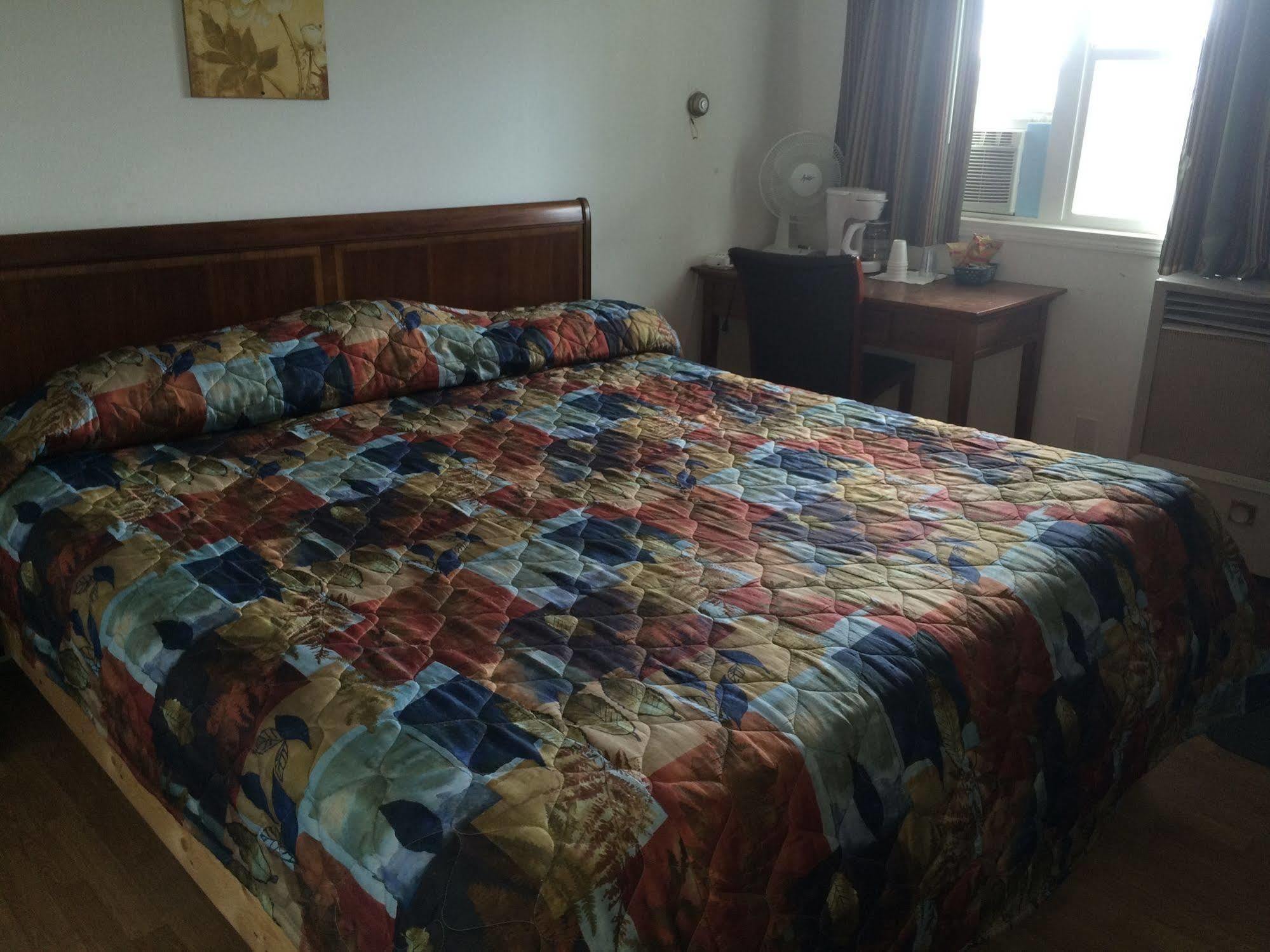 Esterhazy Motor Hotel Екстериор снимка
